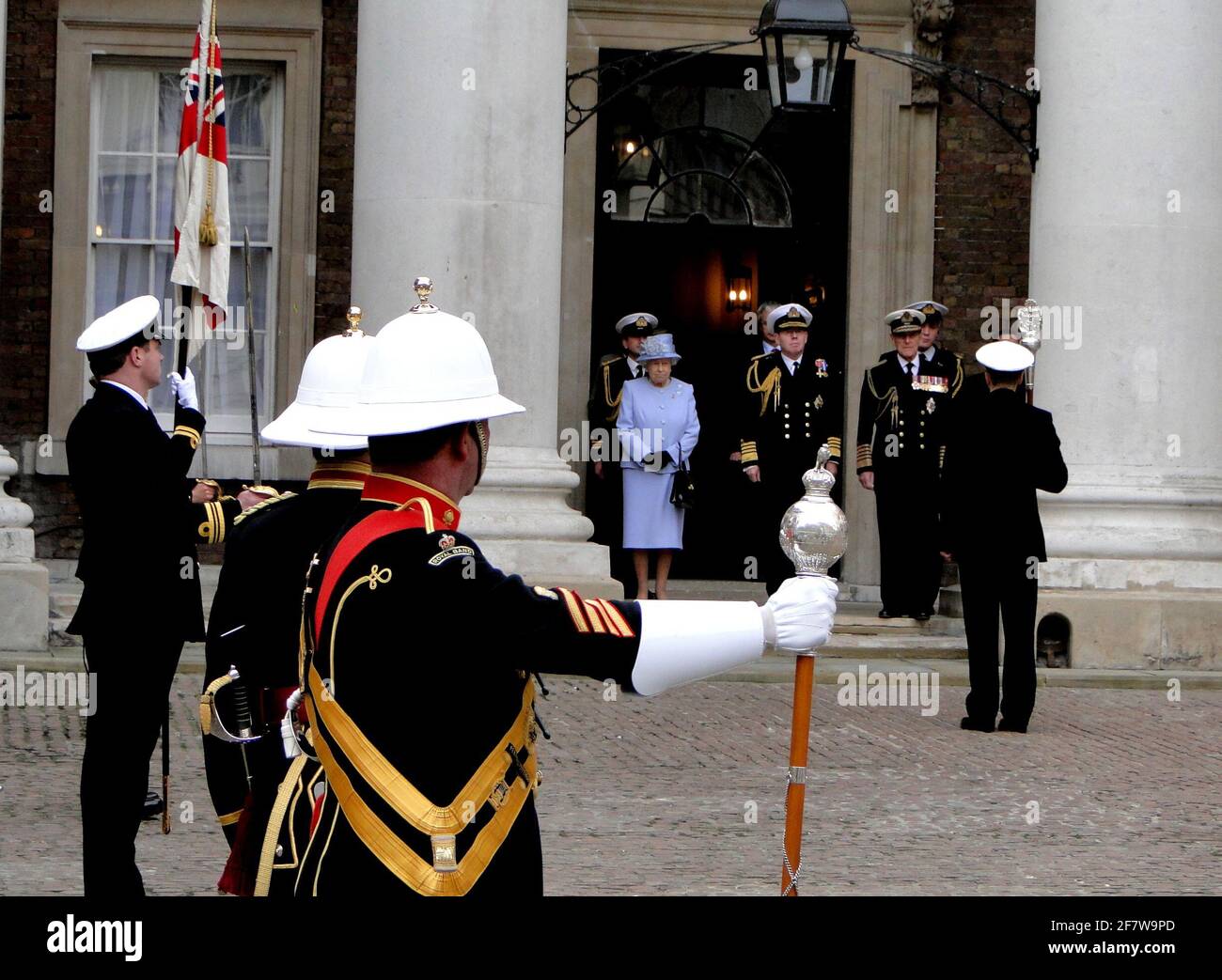 La Reine présente officiellement au duc d'Édimbourg le titre et le bureau de Lord High Admiral of the Navy à Whitehall, pour souligner son 90e anniversaire. Londres, Royaume-Uni Banque D'Images