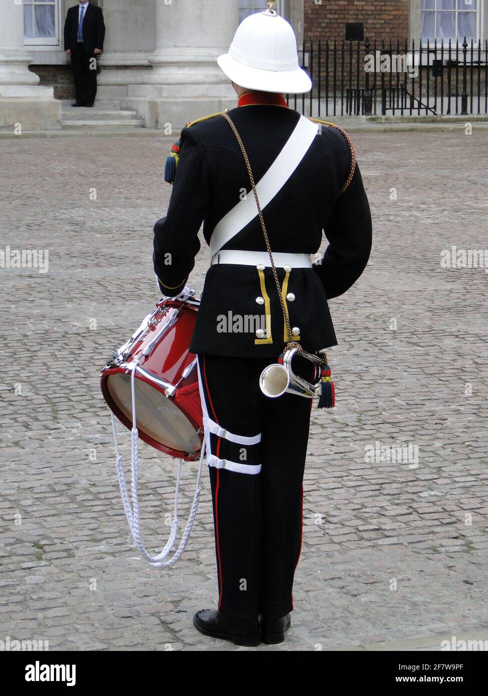 La Reine présente officiellement au duc d'Édimbourg le titre et le bureau de Lord High Admiral of the Navy à Whitehall, pour souligner son 90e anniversaire. Londres, Royaume-Uni Banque D'Images