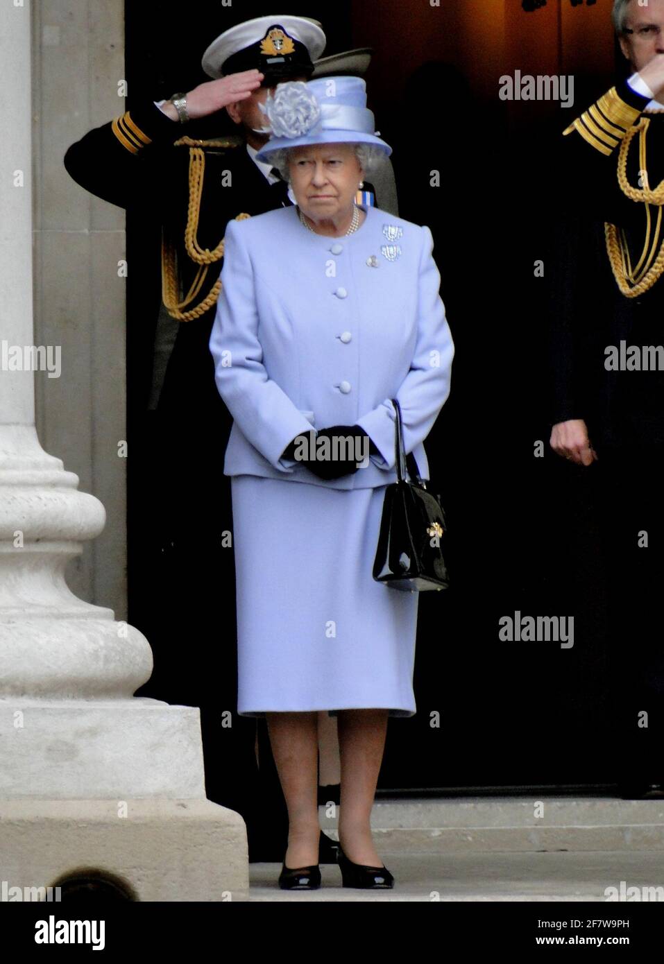 La Reine présente officiellement au duc d'Édimbourg le titre et le bureau de Lord High Admiral of the Navy à Whitehall, pour souligner son 90e anniversaire. Londres, Royaume-Uni Banque D'Images