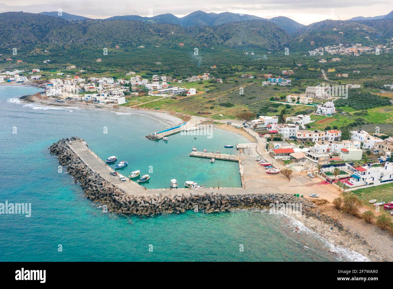 Vue sur le village grec traditionnel de Milatos, Crète, Grèce. Banque D'Images