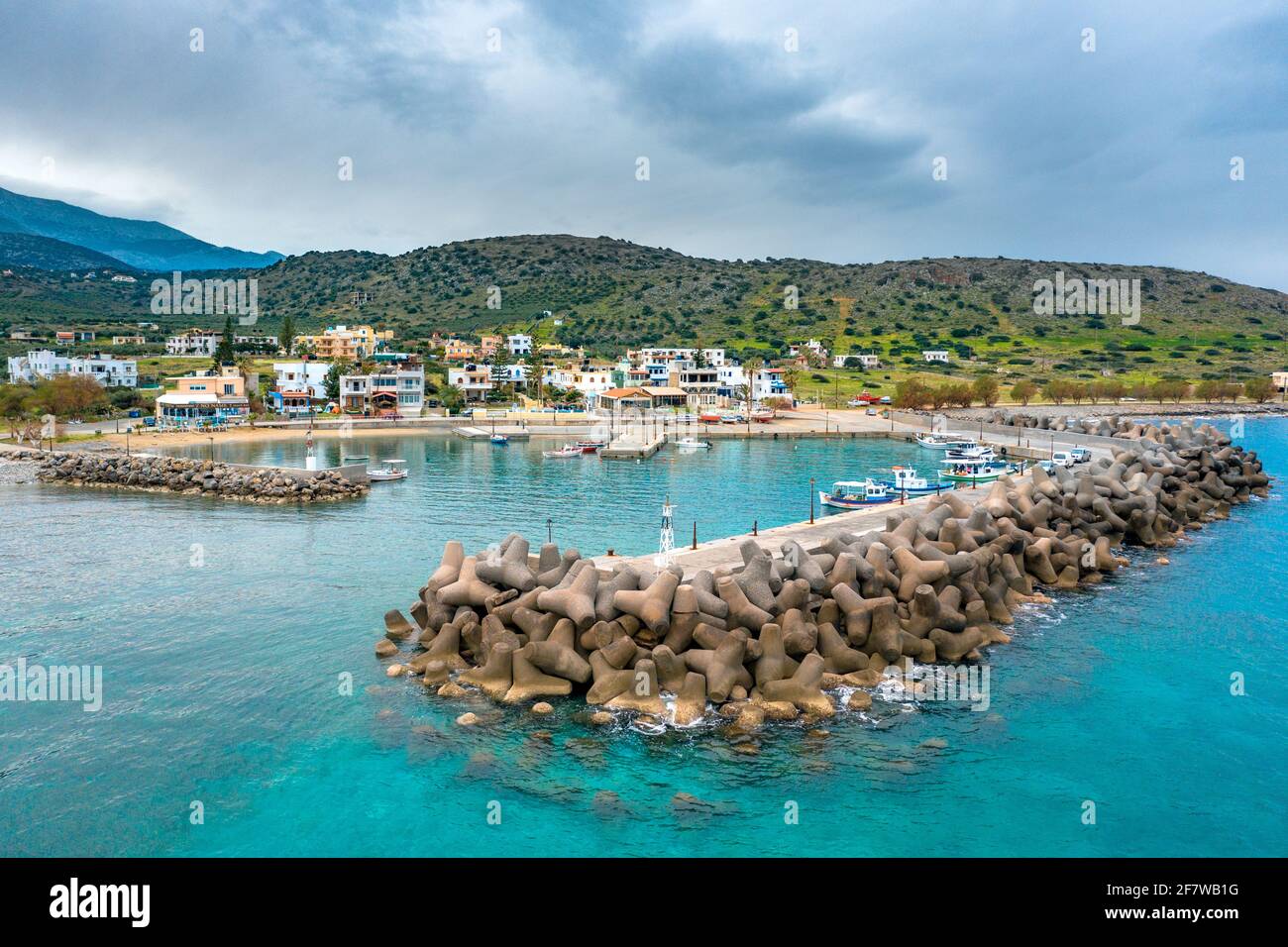 Vue sur le village grec traditionnel de Milatos, Crète, Grèce. Banque D'Images