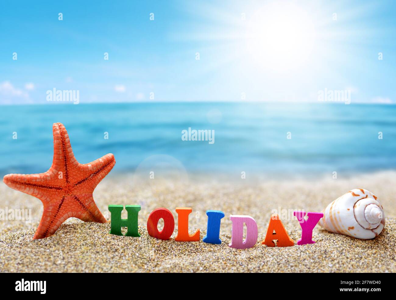 Mot coloré vacances et coquillages avec étoiles de mer sur la plage de sable tropical. Concept vacances d'été. Banque D'Images