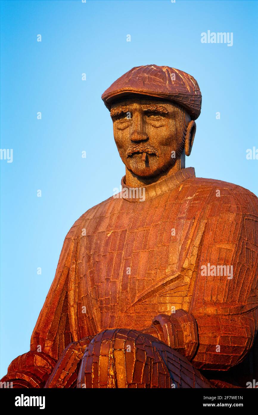 La statue du Fishermens Memorial à Fiddlers Green, près du quai à poissons de North Shields à Tyne et Wear, dans le nord-est de l'Angleterre. Banque D'Images