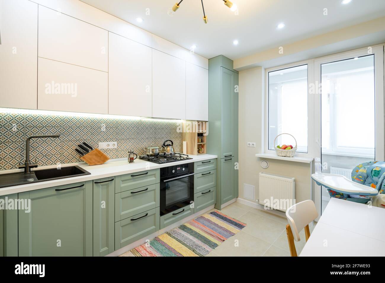 Intérieur de cuisine moderne et confortable, certains tiroirs s'arrachés Banque D'Images