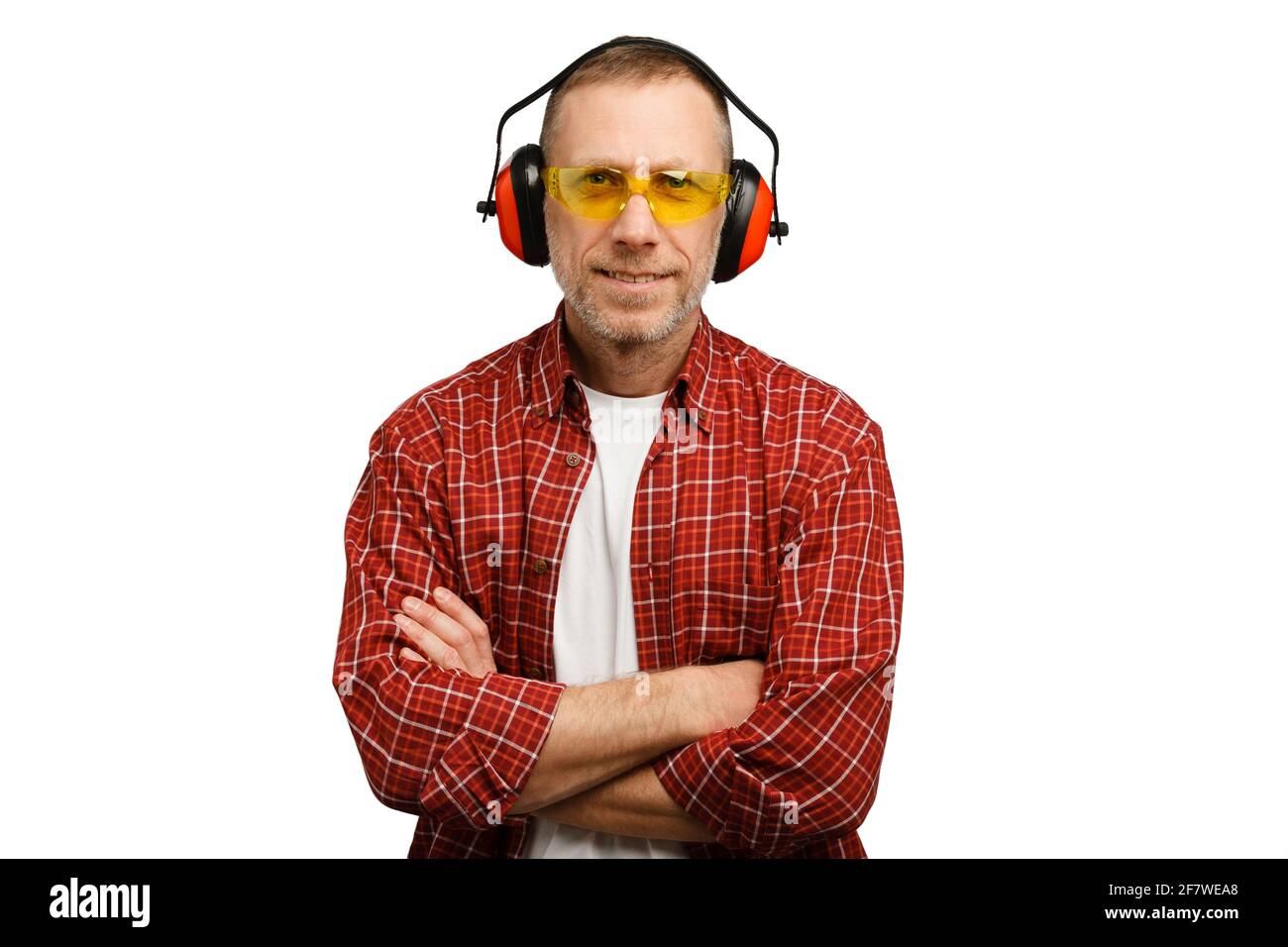 Une personne portant des lunettes de protection et des protections auditives. Prise de vue en studio isolée sur fond blanc. Banque D'Images