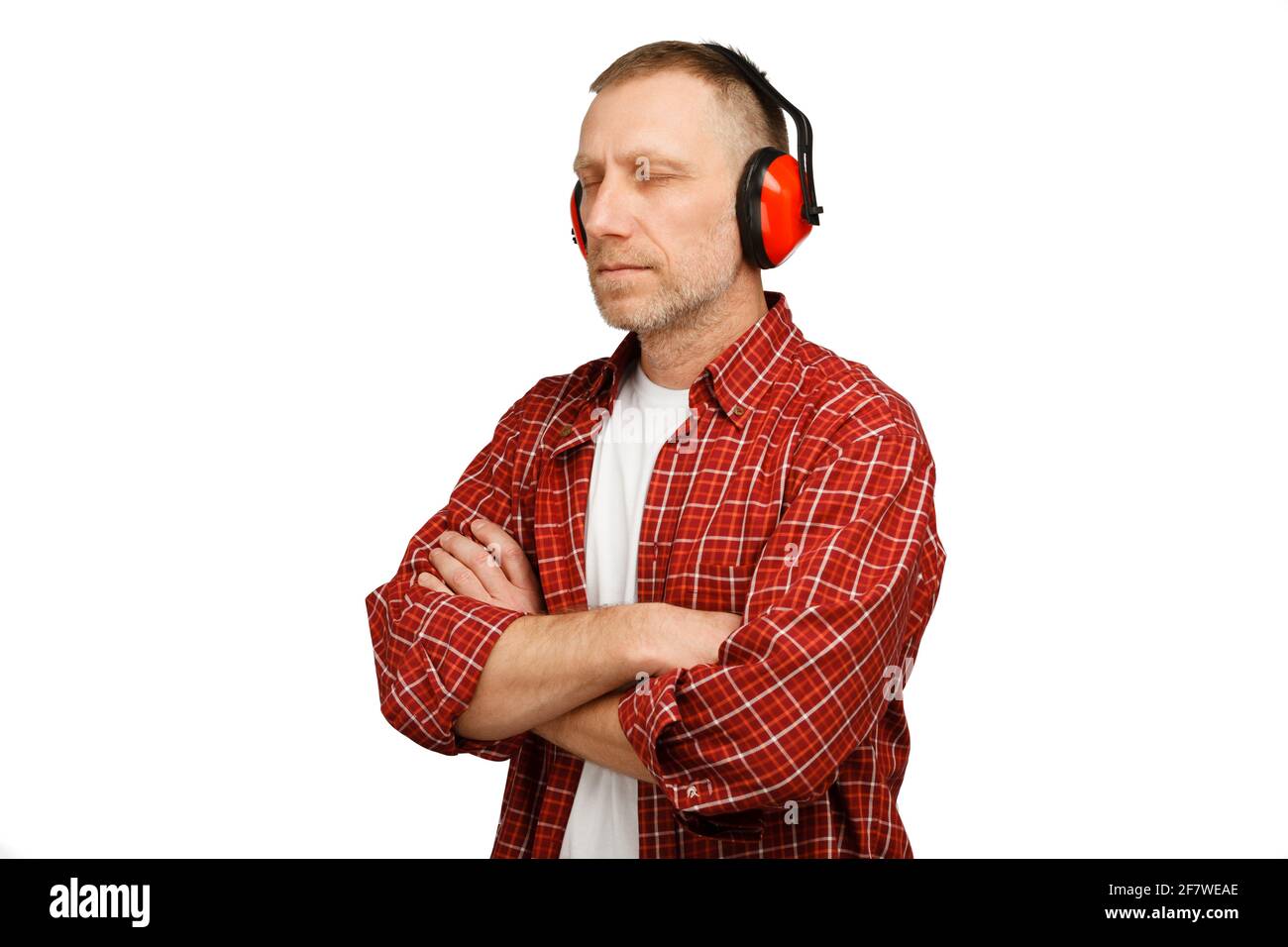 Une personne portant une protection auditive. Prise de vue en studio isolée sur fond blanc. Banque D'Images