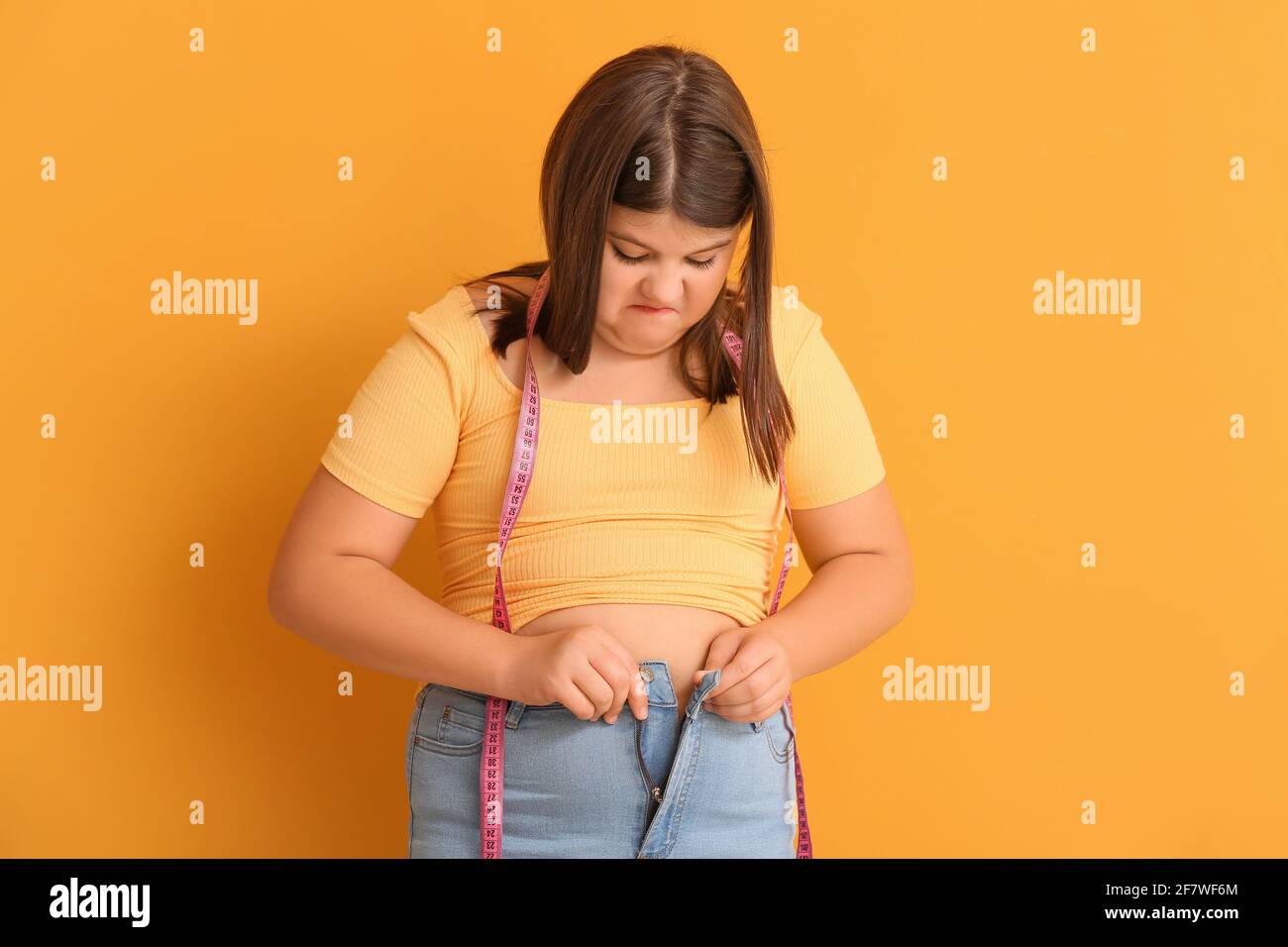 Fille en surpoids dans des vetements serres sur fond de couleur Photo Stock Alamy