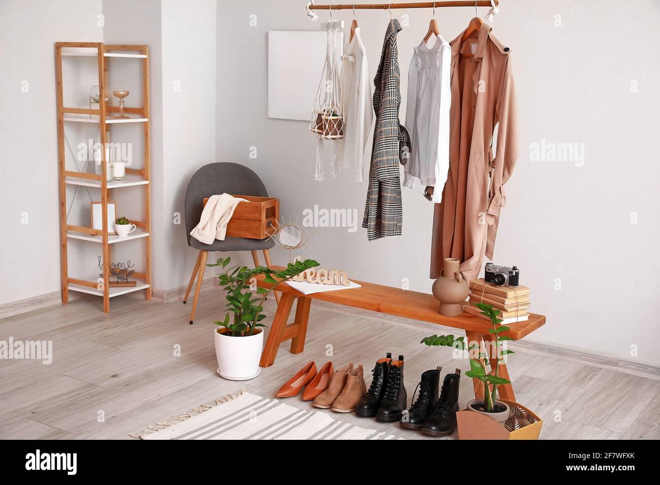Porte-vêtements à l'intérieur de la chambre moderne Photo Stock - Alamy