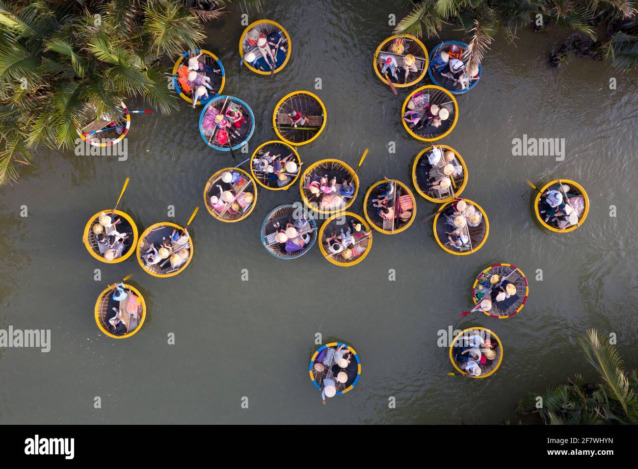 Vue aérienne, les touristes en barques de panier tour à la forêt d'eau de coco ( palmier de mangrove ) dans le village de Cam Thanh, Hoi an, Quang Nam, Vietnam Banque D'Images