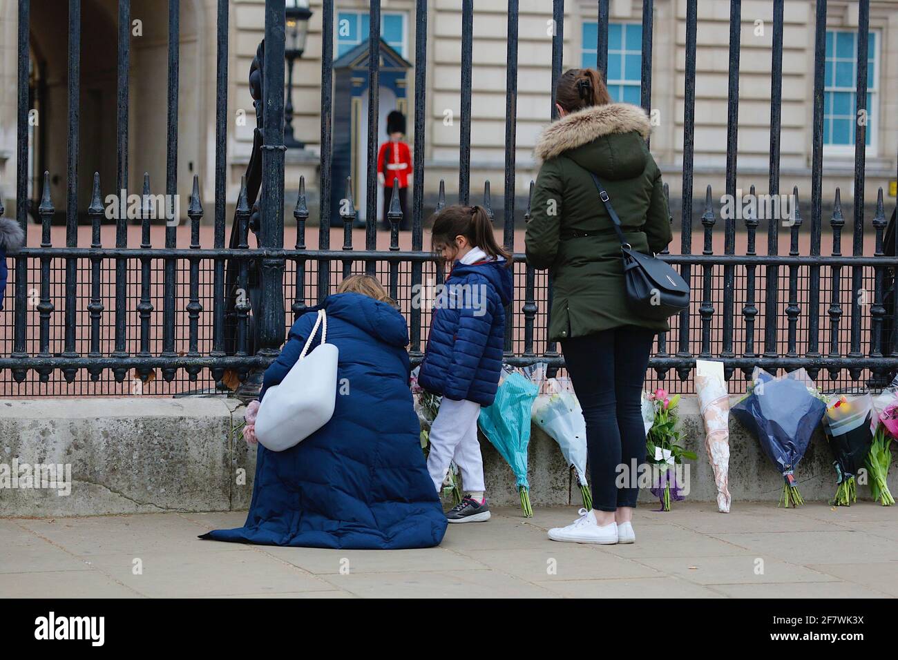 Buckingham Palace, Londres, Royaume-Uni. 10 avril 2021. Les mouneurs placent des fleurs aux portes de Buckingham Palace après la mort du prince Philippe, duc d'Édimbourg. Aux portes du palais de buckingham. Crédit photo : Paul Lawrenson /Alay Live News Banque D'Images