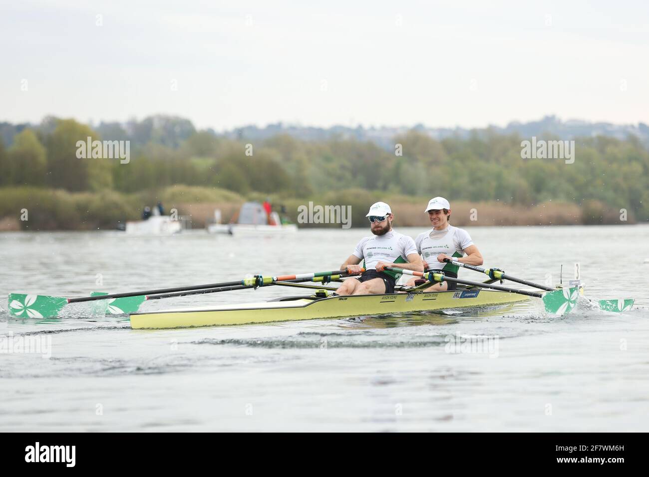 Varese, Italie. 10 avril 2021. Fintan McCarthy et Paul O'Donovan d'Irerland se disputent la demi-finale des Sculs doubles légers pour hommes sa/B 1 le deuxième jour aux Championnats d'Europe d'aviron du lac Varèse le 10 avril 2021 à Varèse, Italie Credit: Mickael Chavet/Alamy Live News Banque D'Images