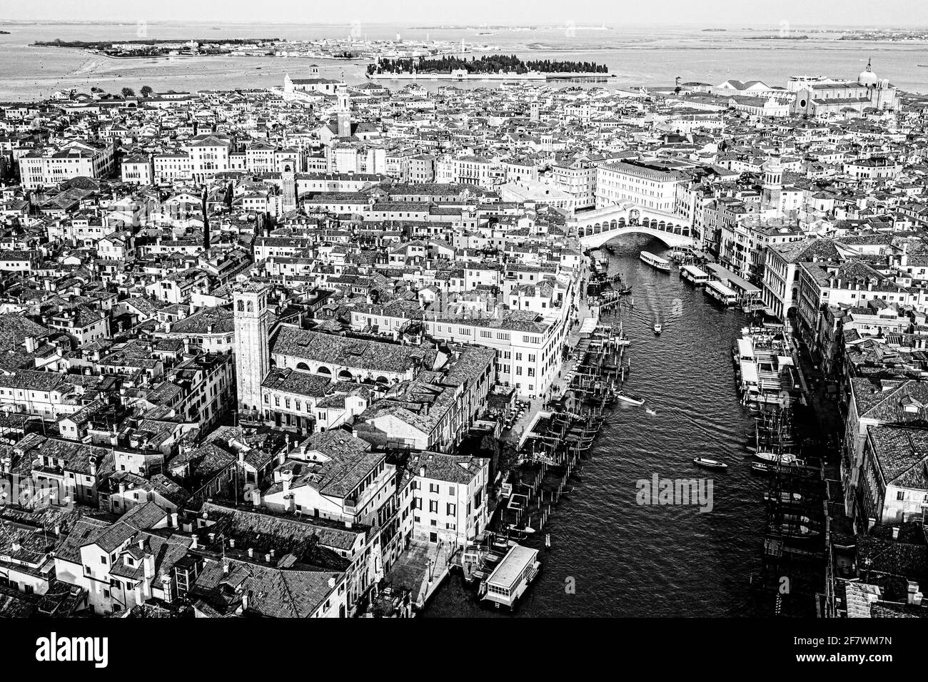 Venise, le pont du Rialto et le Grand canal du ciel en noir et blanc Banque D'Images