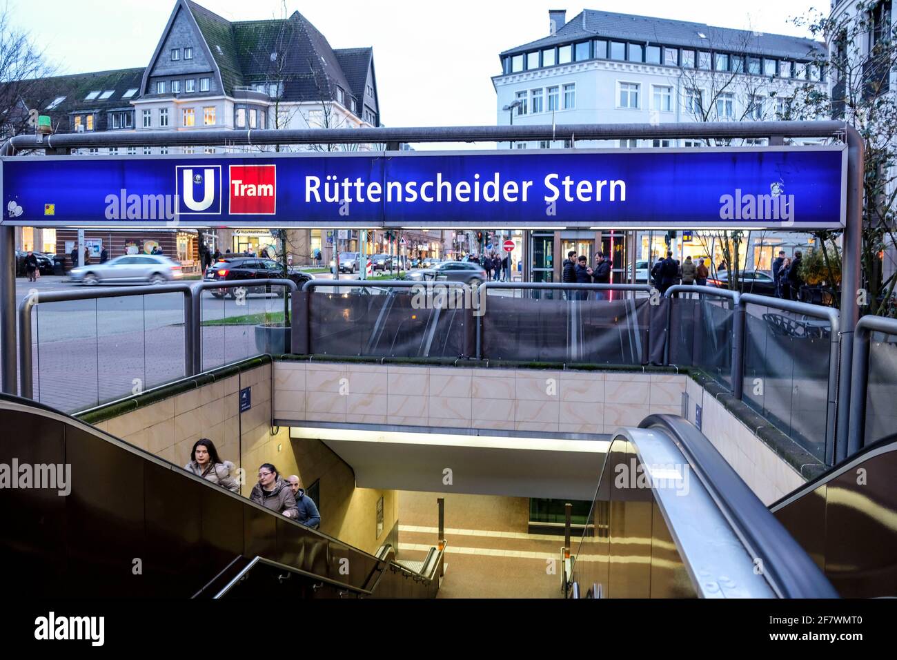 14.02.2020, Essen, Nordrhein-Westfalen, Deutschland - Rolltreppen zur U-Bahnstation Ruettenscheider Stern im Essener Stadtteil Ruettenscheid Banque D'Images