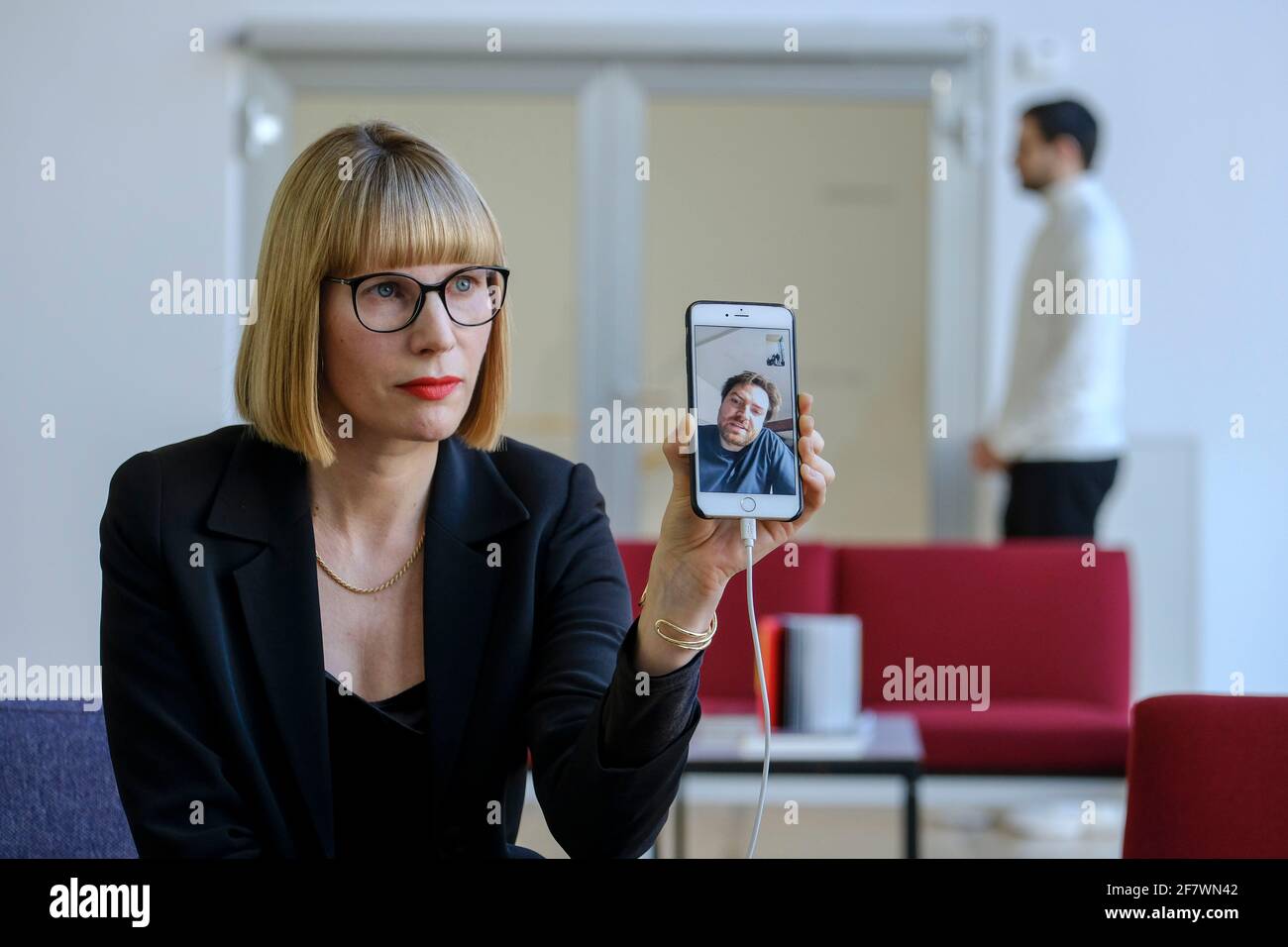 12.03.2020, Essen, Nordrhein-Westfalen, Deutschland - Der Kuenstler - Mario Pfeifer - ist anwesend, aber nur per WhatsApp und auf dem smartphone der Banque D'Images