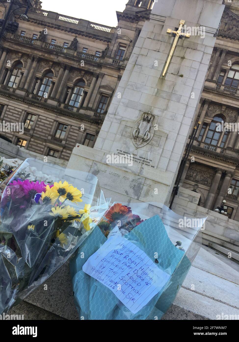 Glasgow, Royaume-Uni, le 10 avril 2021. Fleurs déposées au Cenotaph sur la place George en hommage à son Altesse Royale le prince Philip, duc d'Édimbourg, alors que la nation pleure son décès à l'âge de 99 ans. Crédit photo : Jeremy Sutton-Hibbert/Alay Live News Banque D'Images
