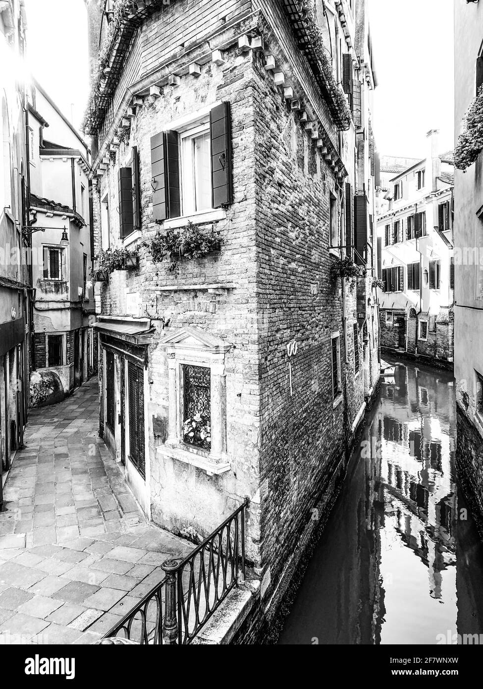 Venise, Italie, le 13 février 2021 - coin maison entre la rue et le canal à Venise Banque D'Images