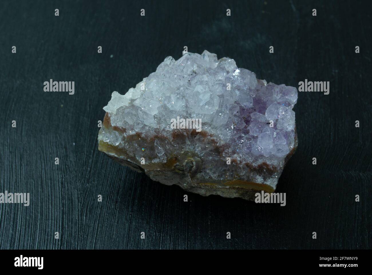 Amethyst violet variété de quartz du Brésil. Pierre minérale naturelle sur fond noir. Minéralogie, géologie, magie des pierres, pierres semi-précieuses Banque D'Images