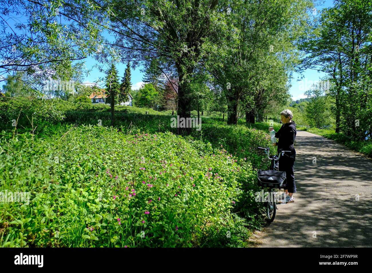 05.05.2020, Essen, Ruhrgebiet, Nordrhein-Westfalen, Deutschland - Eine Radfahrerin mit einem Brompton-Faltrad macht eine Trinkpause auf dem Radweg an Banque D'Images