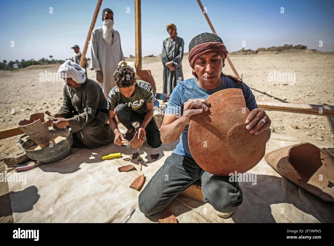 Louxor, Égypte. 10 avril 2021. Les ouvriers d'excavation égyptiens se préparent à exposer les anciens objets égyptiens trouvés dans la nouvelle ville perdue de 3,000 ans de Louxor aujourd'hui. Une expédition d'archéologues égyptiens a révélé ce qui a été décrit comme l'une des plus importantes découvertes en Égypte depuis la tombe de Toutankhamen en 1922. L'ancienne ville remonte à l'époque de l'ancien roi égyptien Amenhotep III, qui a dirigé l'Égypte de 1391 avant JC à 1353 avant JC, a déclaré l'archéologue égyptien éminent Zahi Hawass, qui a dirigé l'expédition. Credit: Fadel Dawood/dpa/Alay Live News Banque D'Images