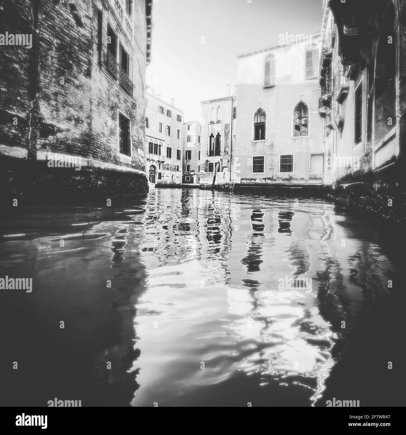 Petit canal coloré à Venise pendant la crise COVID-19, pas de gens Banque D'Images