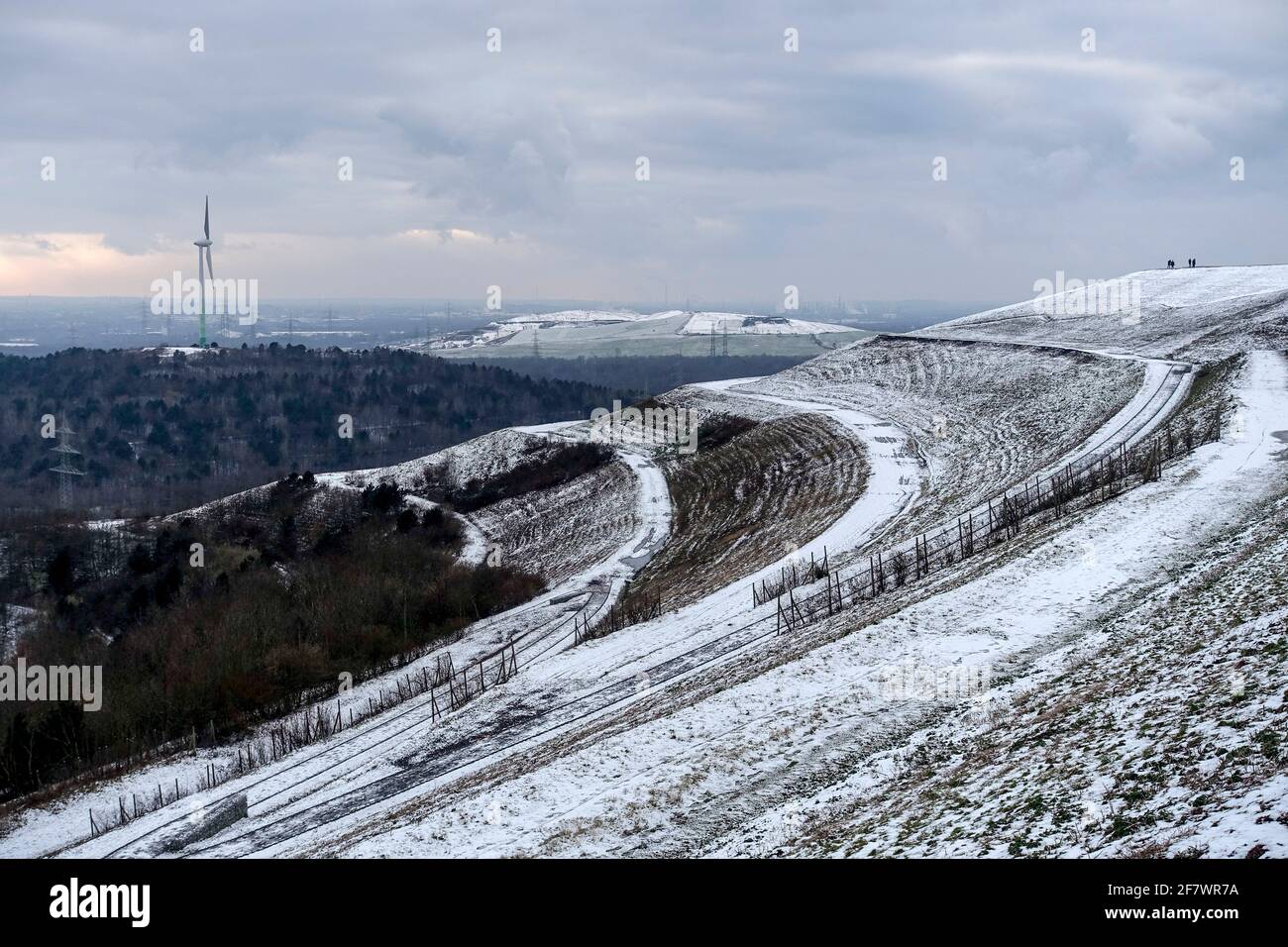 DEU, Deutschland, Nordrhein-Westfalen, Ruhrgebiet, Recklinghausen-Hochlarmark, 17.01.2016: Eine leichte Schneeschicht auf der Halde Hoheward im Emsche Banque D'Images