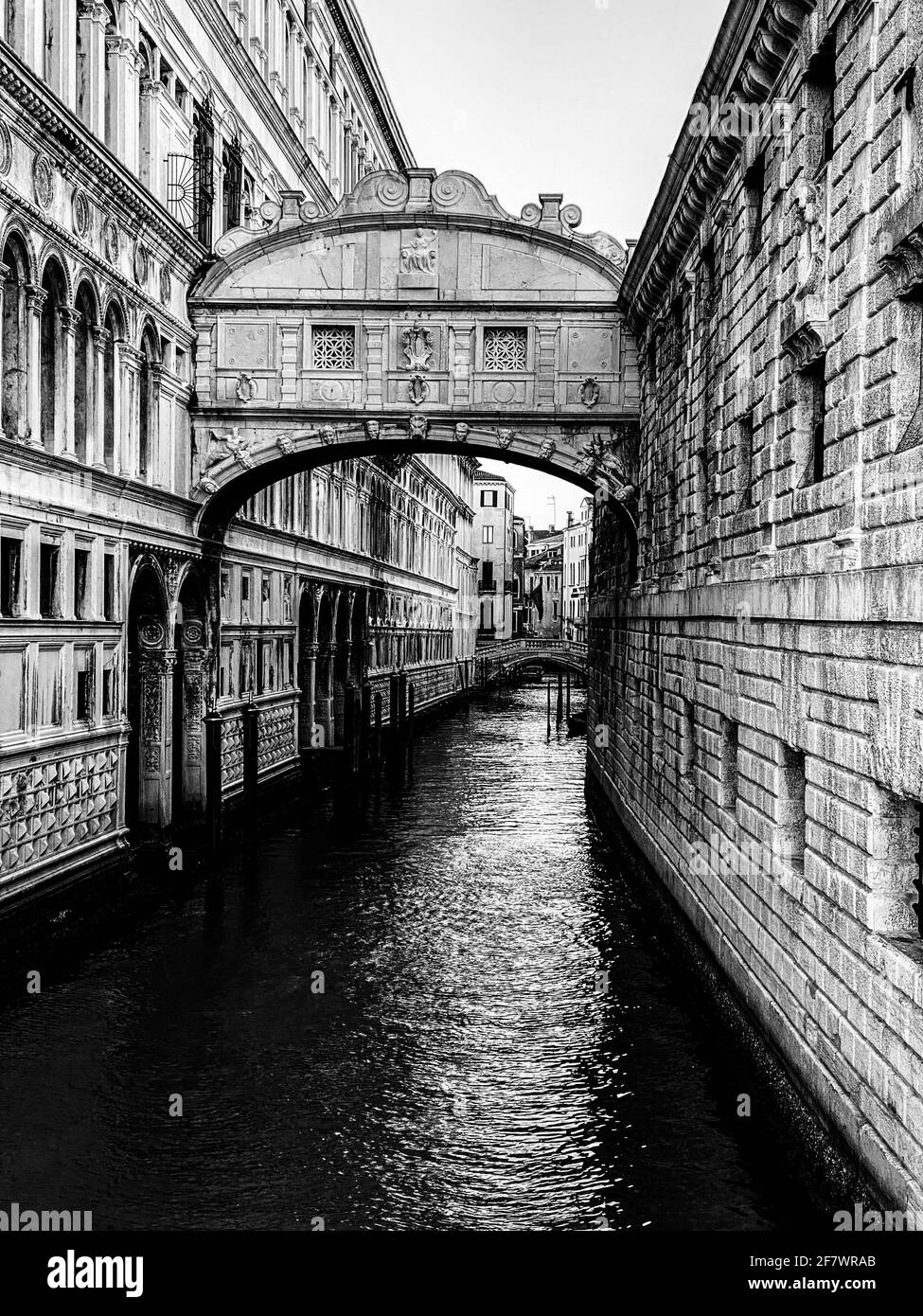 Vue sur le pont des Soupirs (Ponte dei Sospiri) à Venise Banque D'Images