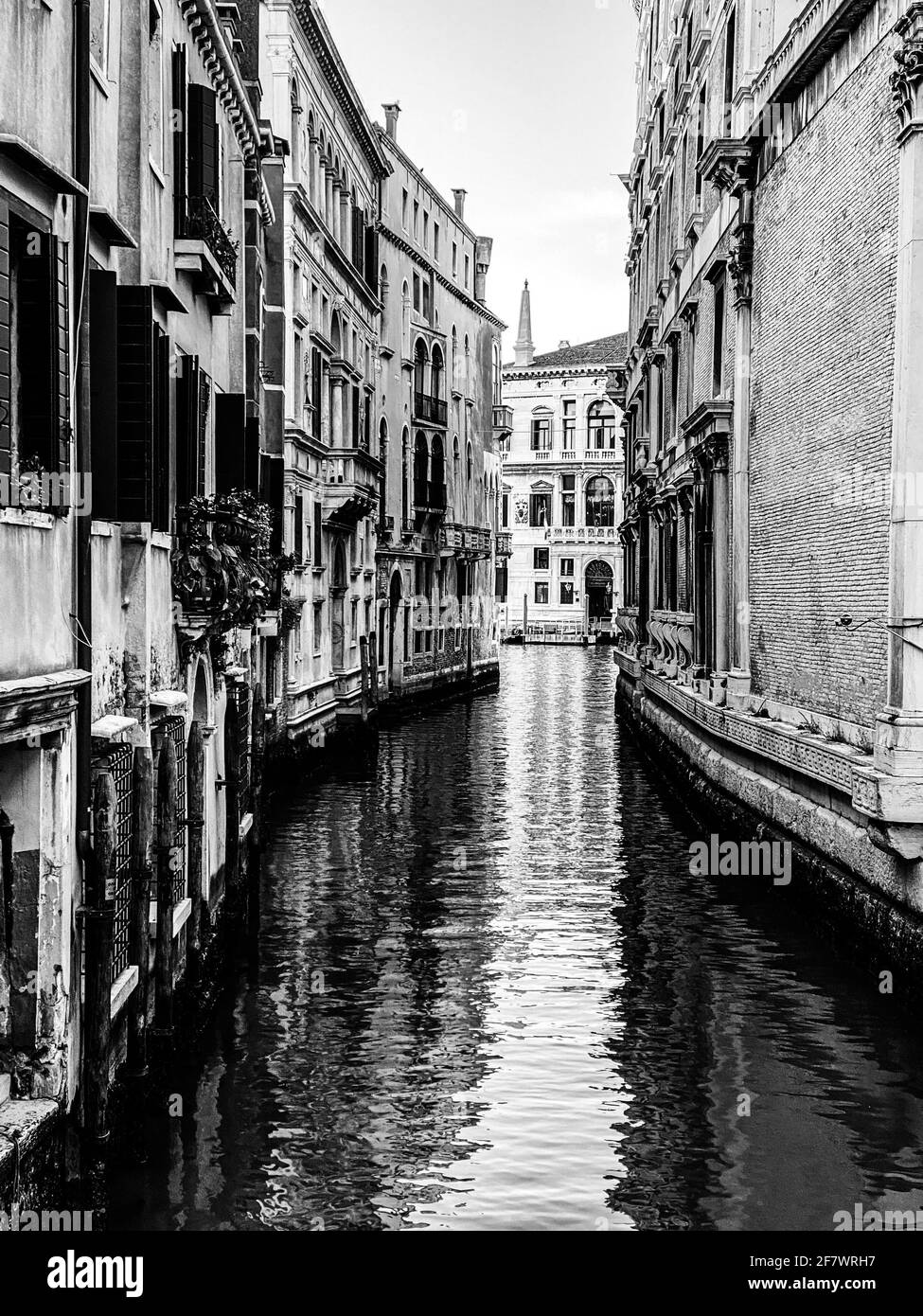Petit canal à Venise, Italie, avec balcon, et, ciel bleu reflet sur l'eau, pas de bateau, pas de personnes Banque D'Images