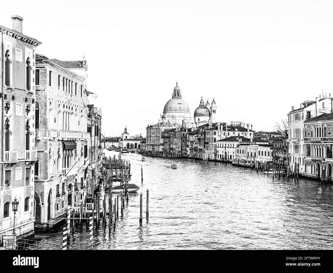 Vue sur le Grand Canal et la basilique Santa Maria della Salute depuis le Ponte dell'Accademia à Venise, Italie Banque D'Images