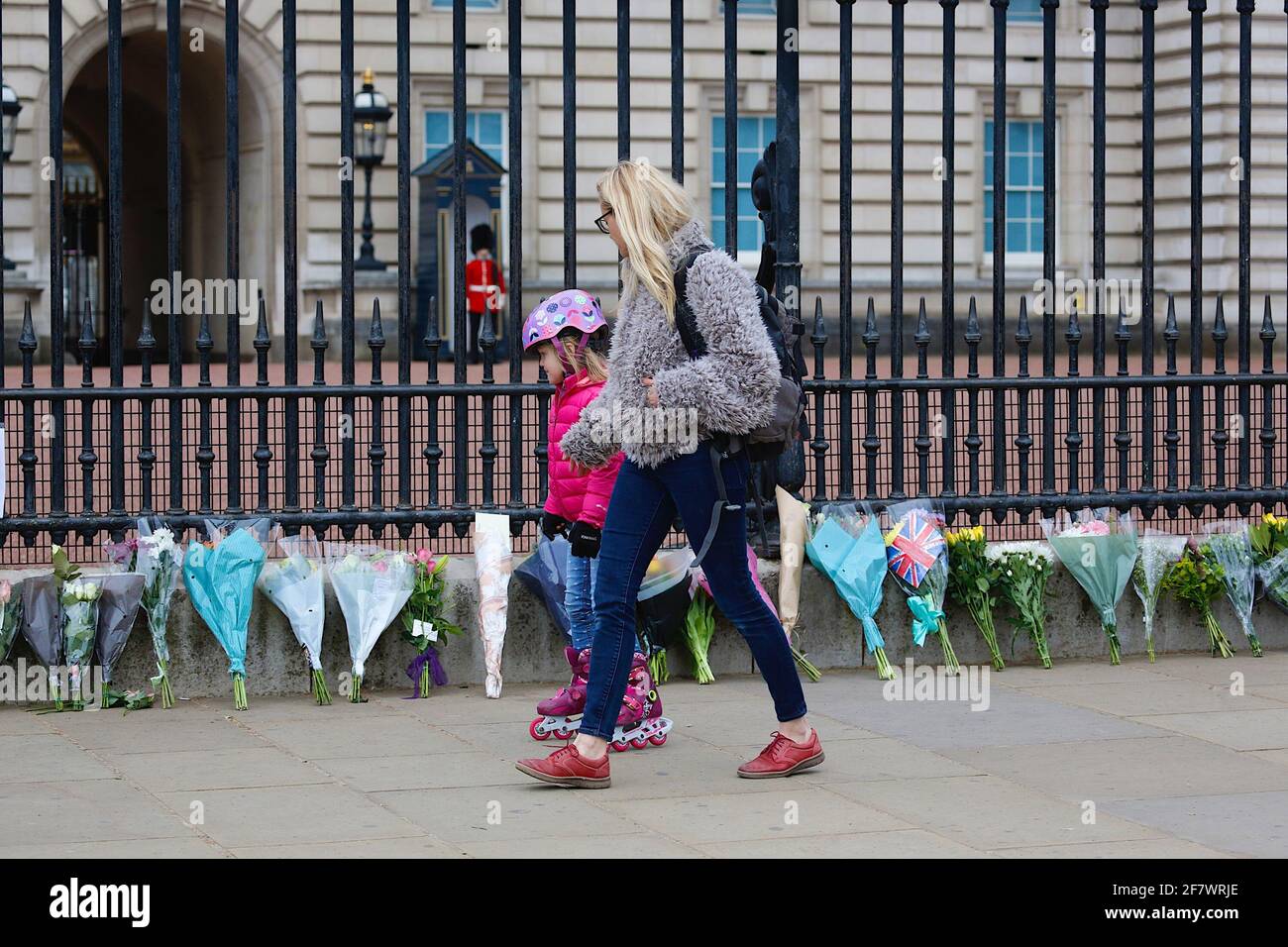 Buckingham Palace, Londres, Royaume-Uni. 10 avril 2021. Les mouneurs placent des fleurs aux portes de Buckingham Palace après la mort du prince Philippe, duc d'Édimbourg. Crédit photo : Paul Lawrenson /Alay Live News Banque D'Images