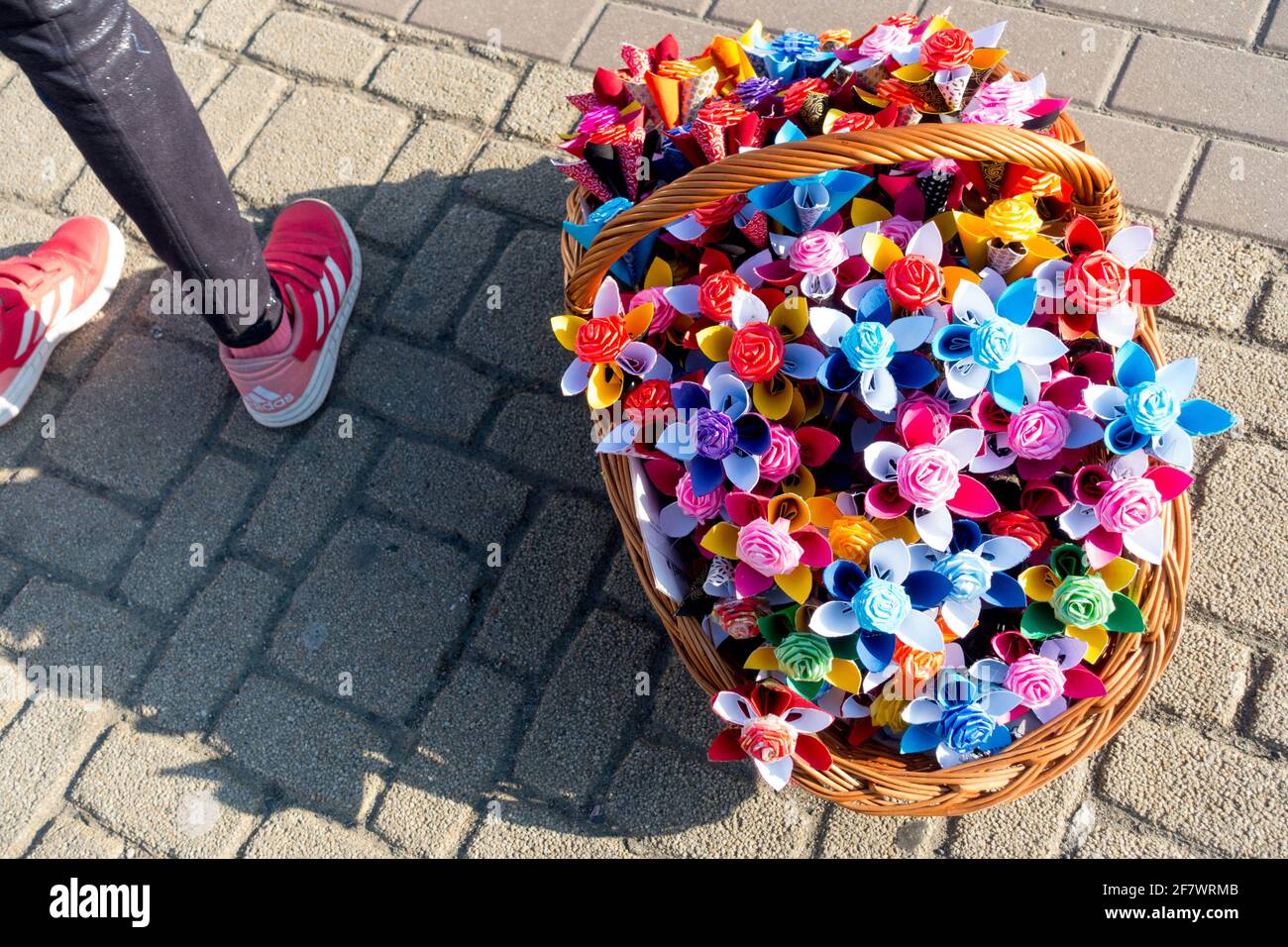 Fleurs artificielles colorées dans un panier, marché de rue Banque D'Images