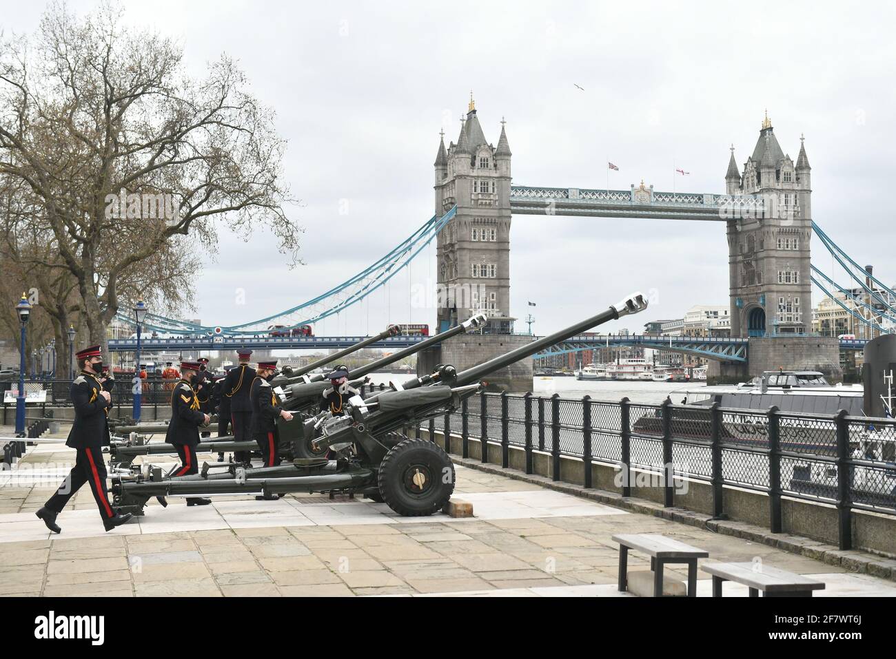 Les membres de l'honorable Artillerie Company se préparent à tirer un hommage de 41 coups de feu du quai de la Tour de Londres, pour souligner la mort du duc d'Édimbourg. Date de la photo: Samedi 10 avril 2021. Banque D'Images