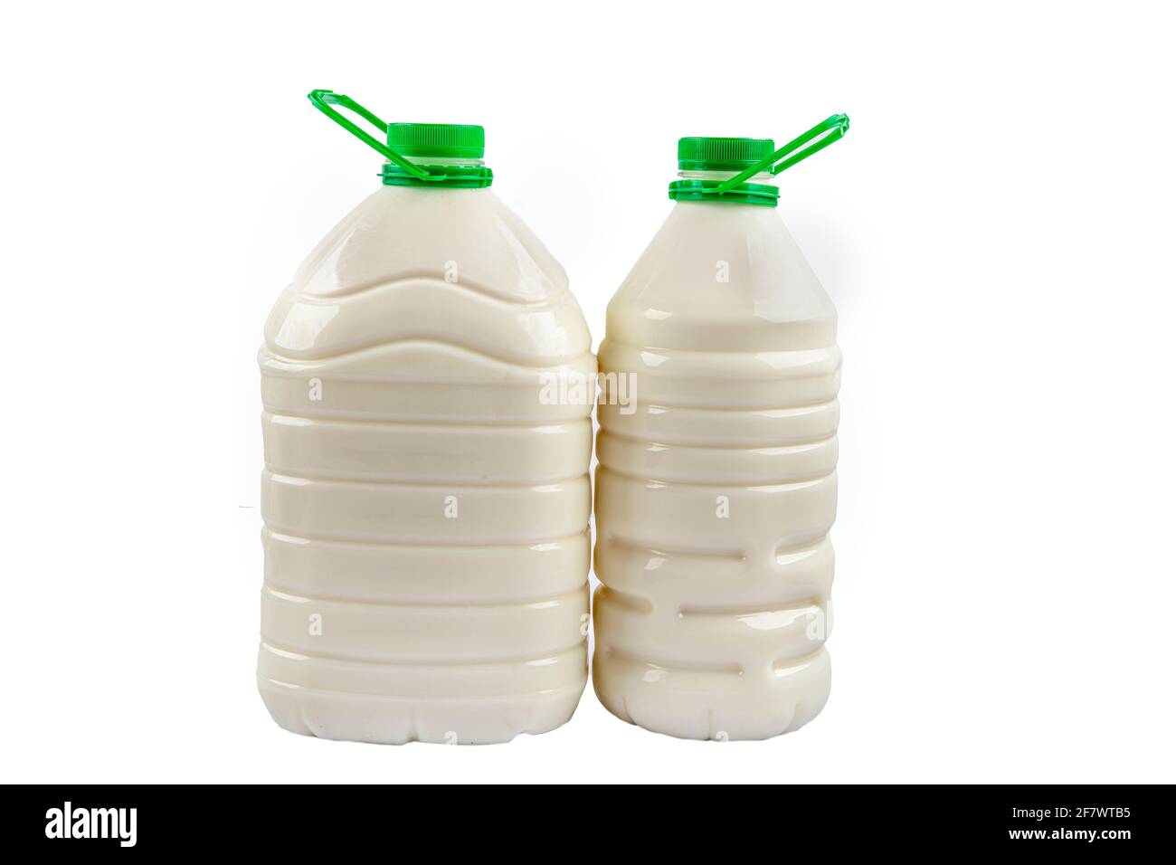 Lait quotidien. Bouteille de lait en plastique isolée sur blanc. Banque D'Images