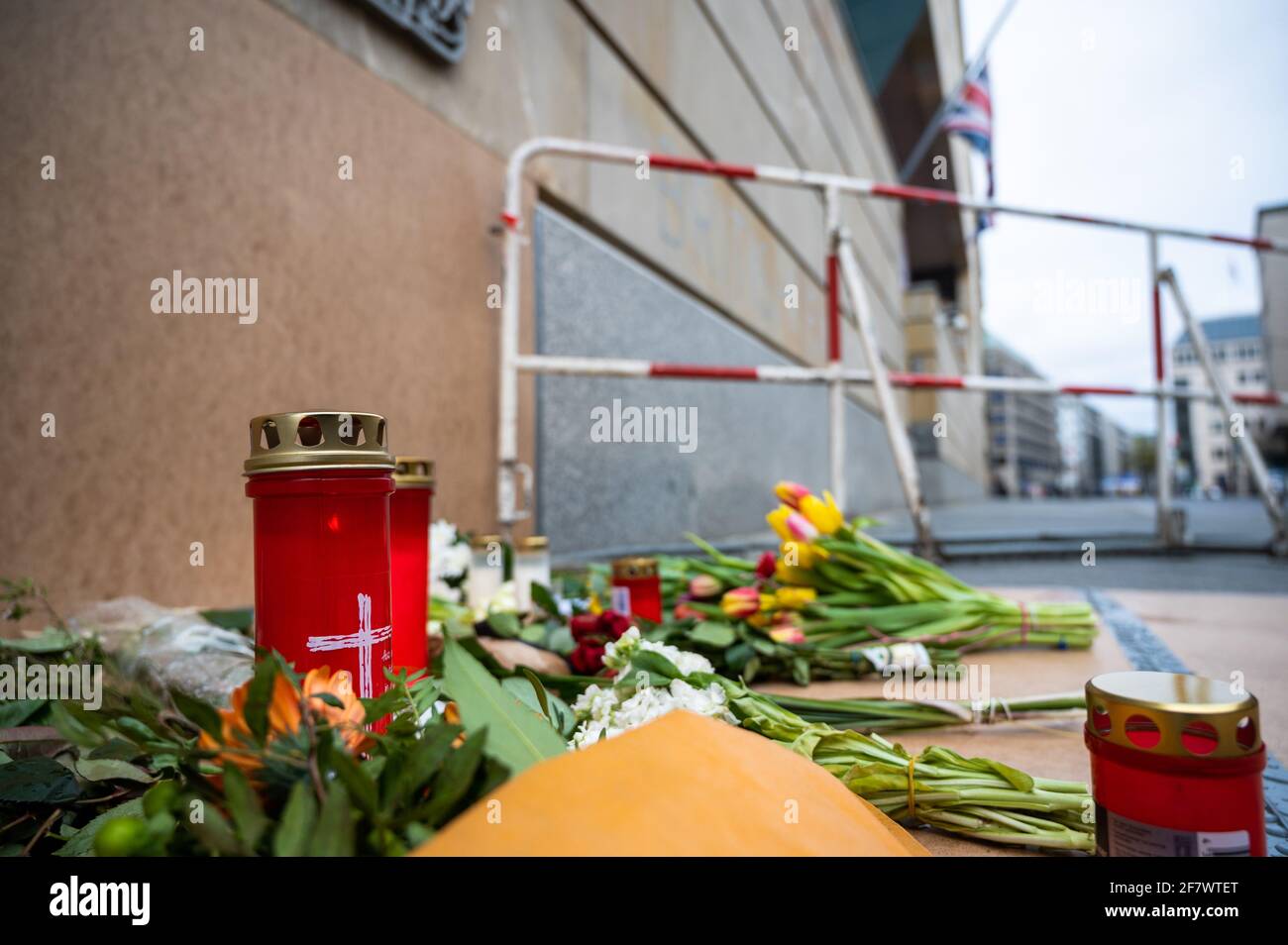 Berlin, Allemagne. 10 avril 2021. Des fleurs et des bougies se trouvent devant l'ambassade britannique, tandis que le drapeau vole en Berne en arrière-plan. Le prince Philip, mari de la reine Elizabeth II de Grande-Bretagne, est décédé à l'âge de 99 ans. Cela a été annoncé par Buckingham Palace le 09.04.2021 à Londres. Credit: Christophe bateau/dpa/Alay Live News Banque D'Images