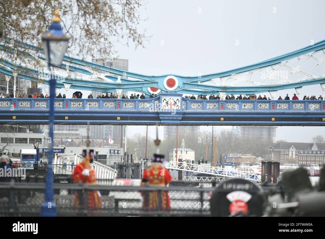 Les spectateurs regardent depuis Tower Bridge tandis que les membres de l'honorable Artillery Company se préparent à tirer un hommage de 41 tours au canon du quai de la Tour de Londres, pour marquer la mort du duc d'Édimbourg. Date de la photo: Samedi 10 avril 2021. Banque D'Images
