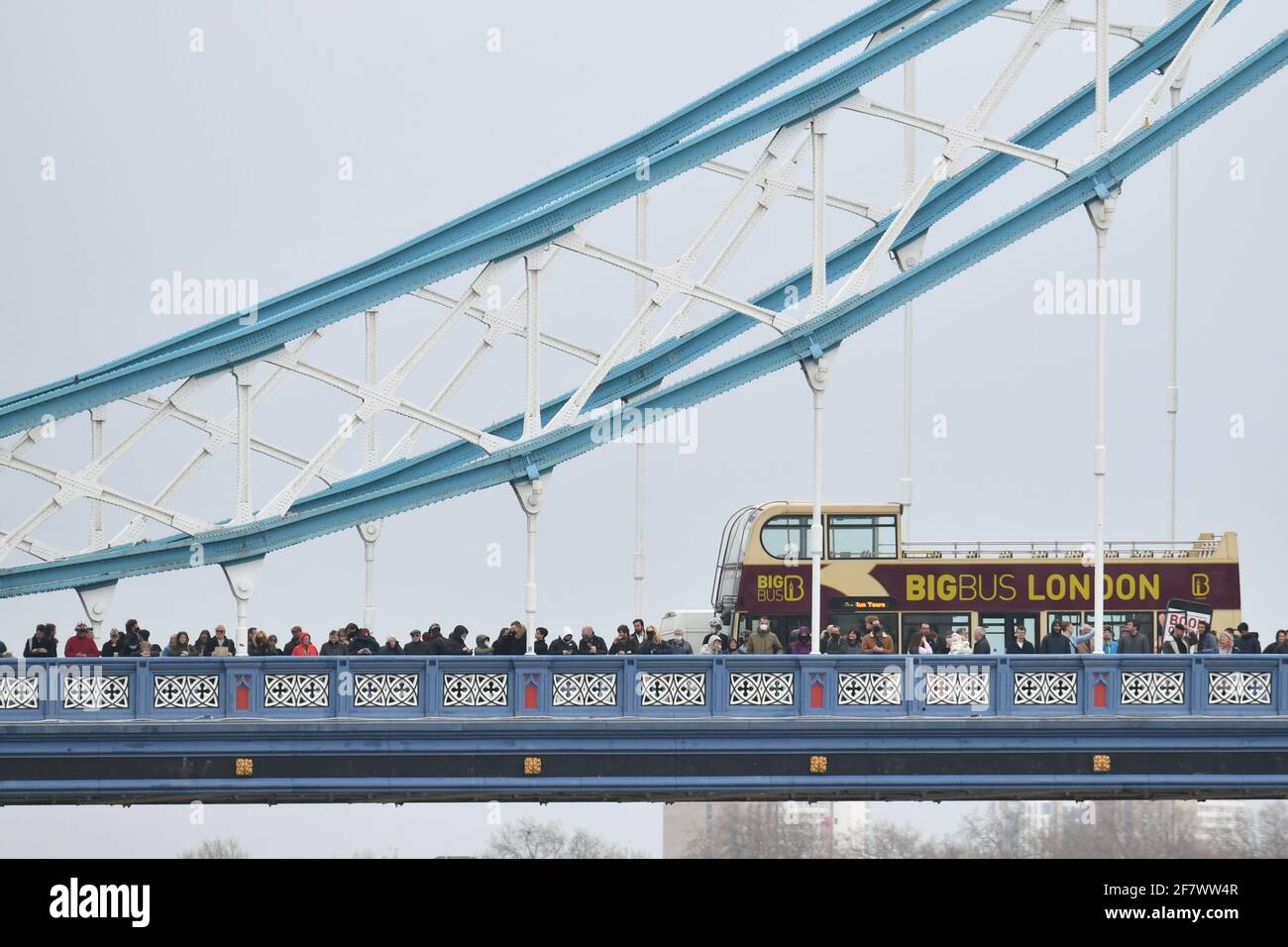 Les spectateurs regardent depuis Tower Bridge tandis que les membres de l'honorable Artillery Company se préparent à tirer un hommage de 41 tours au canon du quai de la Tour de Londres, pour marquer la mort du duc d'Édimbourg. Date de la photo: Samedi 10 avril 2021. Banque D'Images