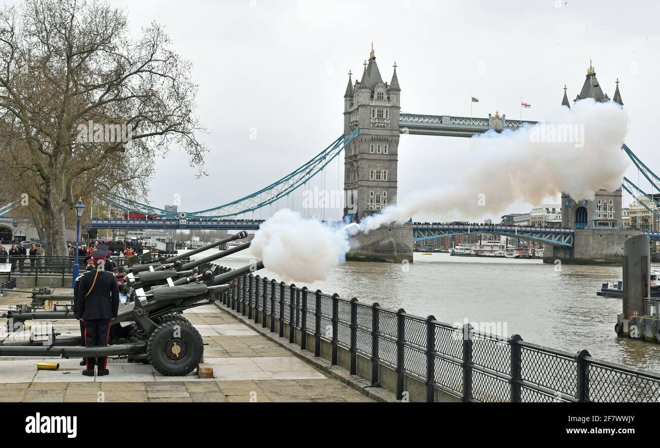 Les membres de l'honorable Artillery Company ont tiré un hommage de 41 tours à l'arme du quai de la Tour de Londres, pour souligner la mort du duc d'Édimbourg. Date de la photo: Samedi 10 avril 2021. Banque D'Images