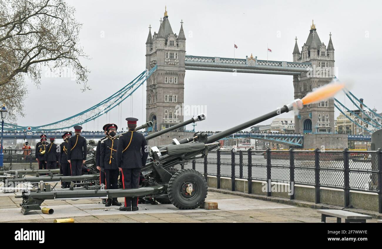 Les membres de l'honorable Artillery Company ont tiré un hommage de 41 tours à l'arme du quai de la Tour de Londres, pour souligner la mort du duc d'Édimbourg. Date de la photo: Samedi 10 avril 2021. Banque D'Images