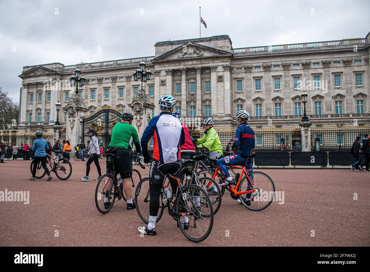 BUCKINGHAM PALACE LONDRES, ROYAUME-UNI 9 AVRIL 2021. Un groupe de cyclistes à l'extérieur du palais de Buckingham pour respecter le prince Philip, duc d'Édimbourg décédé à l'âge de 99 ans le 9 avril 2021. Credit amer ghazzal/Alamy Live News Banque D'Images