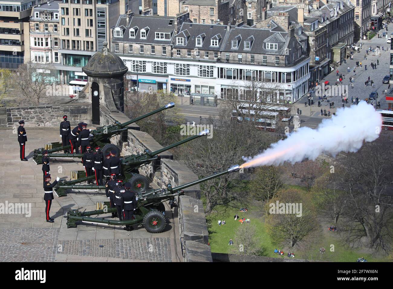 Les membres du 105e Régiment de l'Artillerie royale ont ouvert un feu de 41 tours au château d'Édimbourg, pour marquer la mort du duc d'Édimbourg. Date de la photo: Samedi 10 avril 2021. Banque D'Images