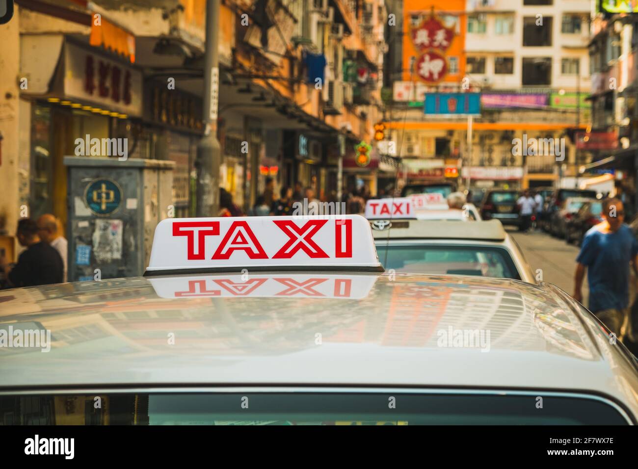 Hong Kong, novembre 2019 : rangée de taxis en attente à Hong Kong Banque D'Images