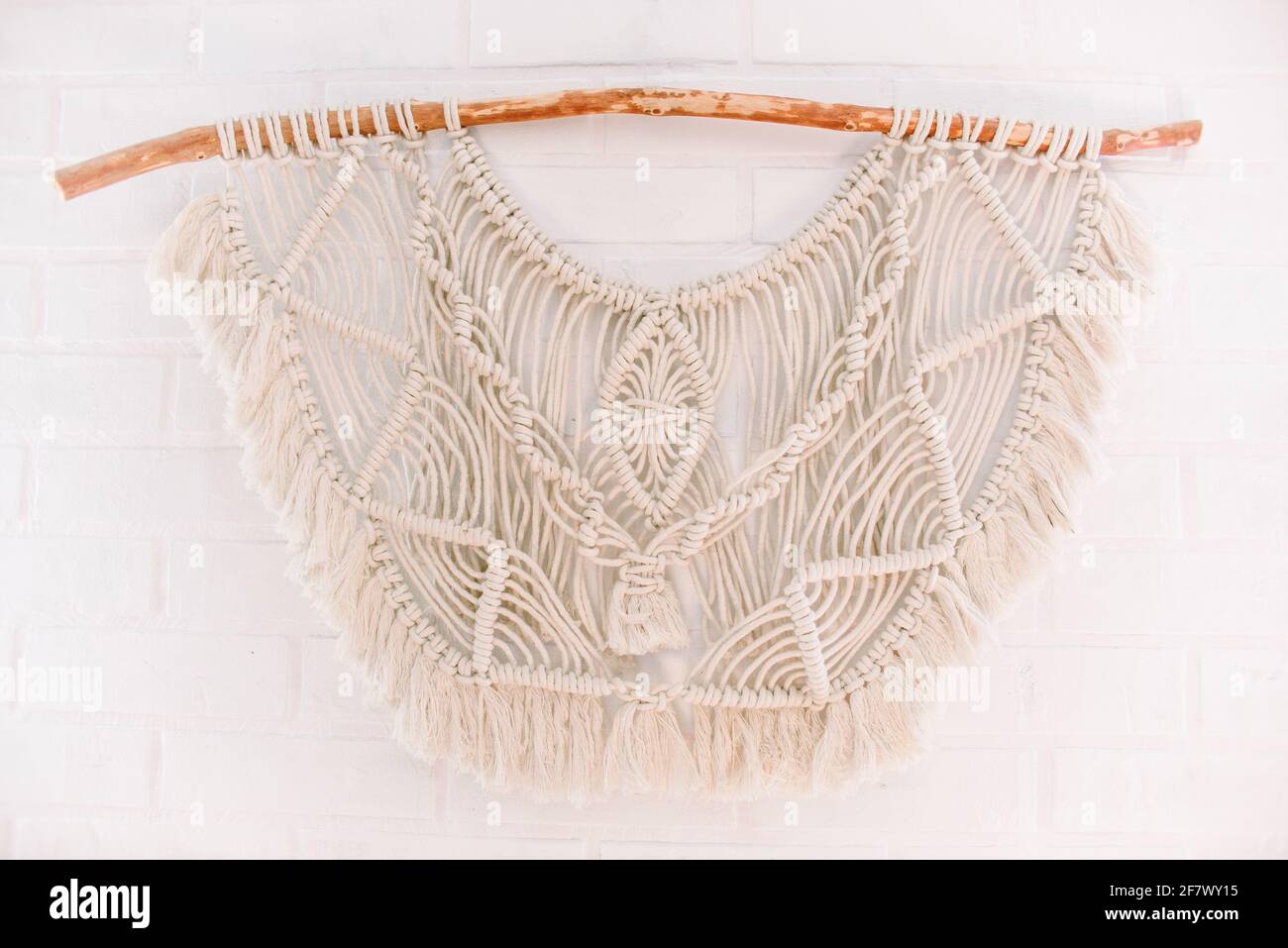 motif macrame fait main pour les panneaux muraux dans le style boho de fils de coton beige de couleur naturelle utilisant la technique pour la maison et décor de mariage Banque D'Images