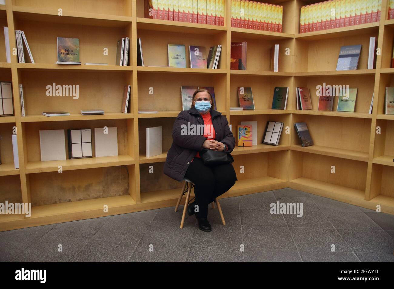 Les femmes âgées se reposent quinze minutes après l'administration du vaccin, dans une salle de bibliothèque du Musée de la mère. C’est la phase d’observation Banque D'Images