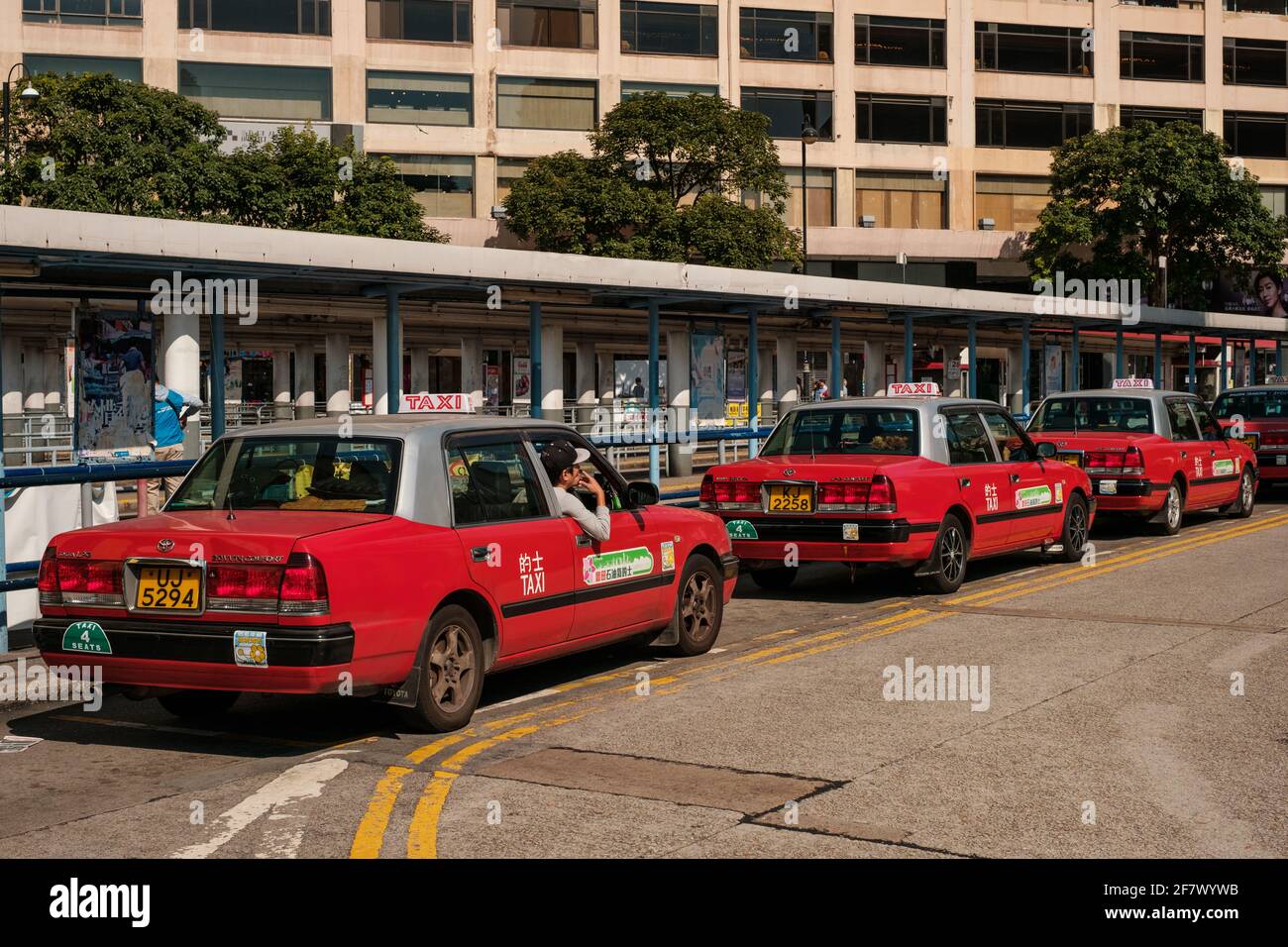 Hong Kong, novembre 2019 : rangée de taxis en attente à Hong Kong Banque D'Images