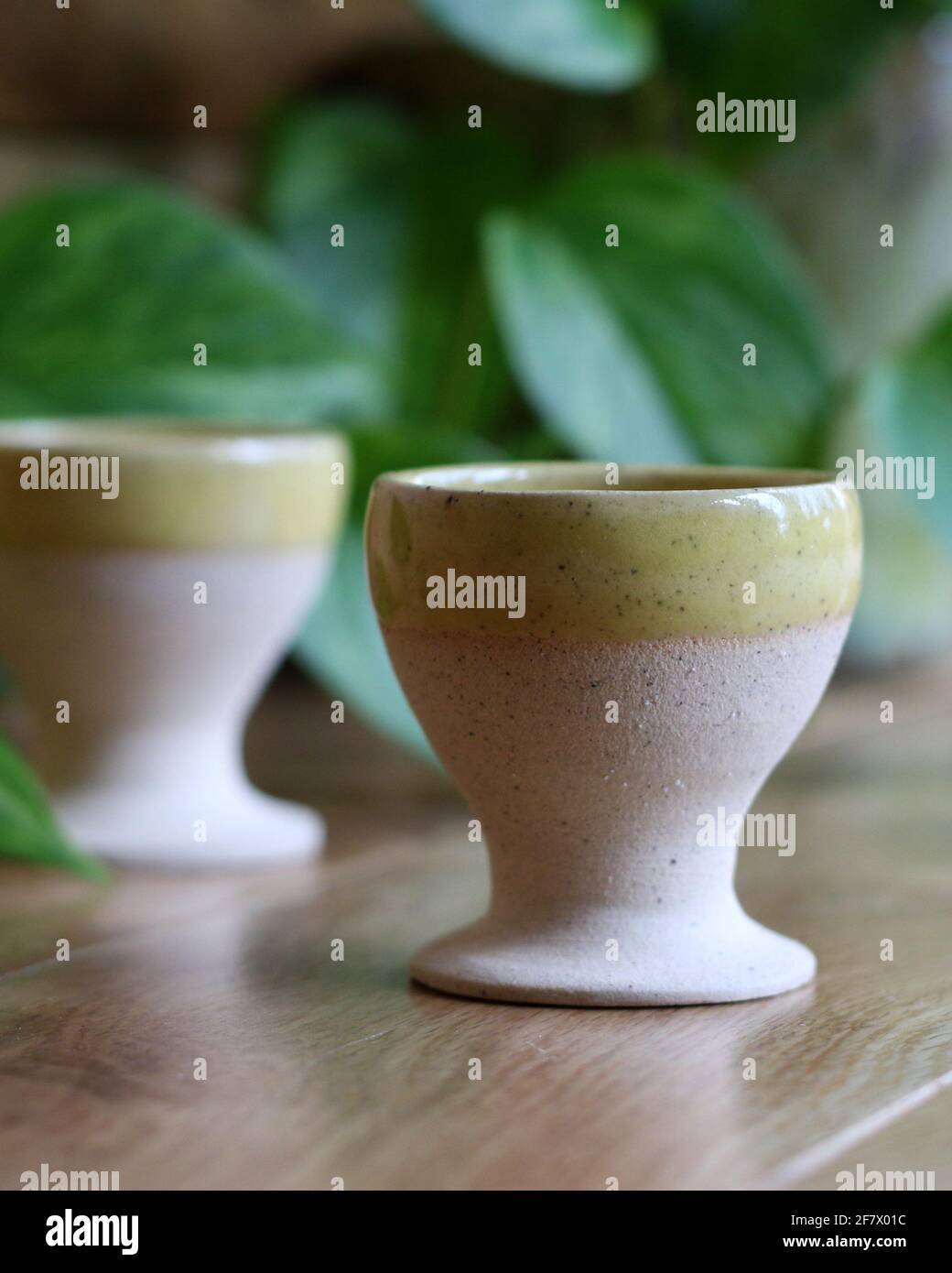Coquetiers de poterie fabriqués à l'aide d'une roue de poterie manuelle Banque D'Images