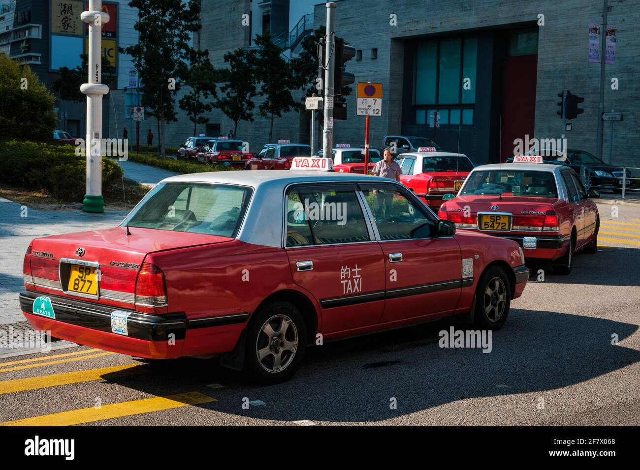 Hong Kong, novembre 2019 : rangée de taxis en attente à Hong Kong Banque D'Images