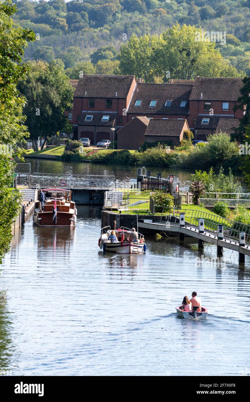 Bateaux à aubes approchant l'écluse du Temple entre Hurley et Marlow sur la Tamise à Buckinghamshire, en Grande-Bretagne Banque D'Images