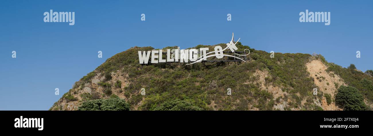 Panneau de ville venteux de Wellington sur le côté d'une colline à Miramar, surplombant la baie d'Evans, près de l'aéroport. Nouvelle-Zélande, Île du Nord. Banque D'Images