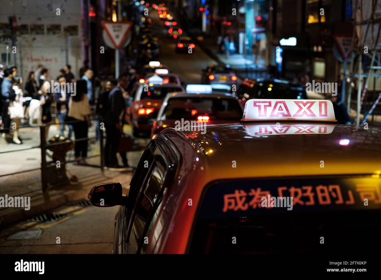 Hong Kong, novembre 2019 : taxis dans le quartier de la vie nocturne de Hong Kong la nuit Banque D'Images