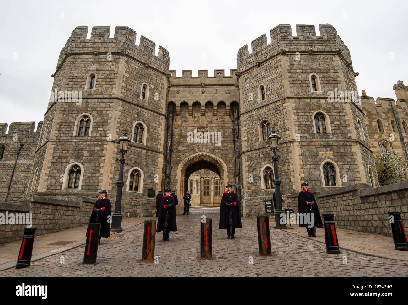 Windsor, Berkshire, Royaume-Uni. 10 avril 2021. Des centaines de personnes se trouvaient aujourd'hui à Windsor pour rendre hommage à la reine Elizabeth II à la suite de la triste mort de son mari, le duc d'Édimbourg, hier. Des fleurs étaient placées sur l'herbe à l'extérieur des portes du château de Windsor sur la longue promenade. De nombreux médias étaient présents à Windsor pour filmer aujourd'hui. Crédit : Maureen McLean/Alay Live News Banque D'Images