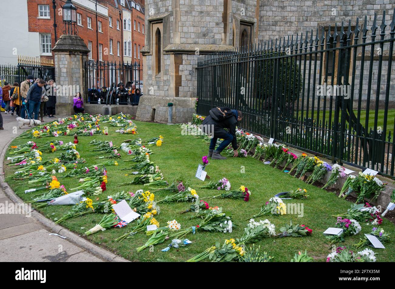 Windsor, Berkshire, Royaume-Uni. 10 avril 2021. Des centaines de personnes se trouvaient aujourd'hui à Windsor pour rendre hommage à la reine Elizabeth II à la suite de la triste mort de son mari, le duc d'Édimbourg, hier. Des fleurs étaient placées sur l'herbe à l'extérieur des portes du château de Windsor sur la longue promenade. De nombreux médias étaient présents à Windsor pour filmer aujourd'hui. Crédit : Maureen McLean/Alay Live News Banque D'Images